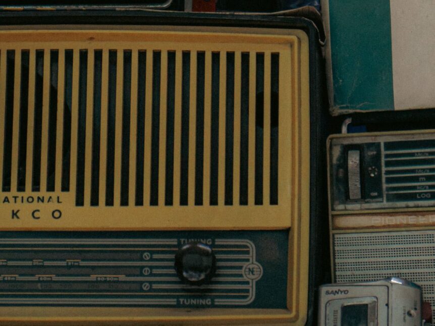 A vintage radio among other old radios
